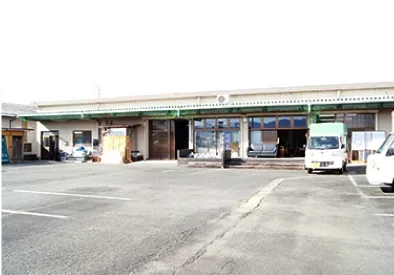 駐車場と店舗
