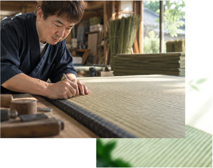 畳の寸法を確かめる職人の手元